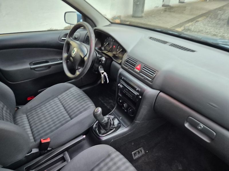 Škoda Octavia (2008) 1.6 MPI Zimáky,TOP - fotka 9 z 32