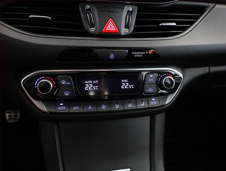 Hyundai i30 (2018) Style 1.4 T-GDI, Serv.kniha - fotka 10 z 19