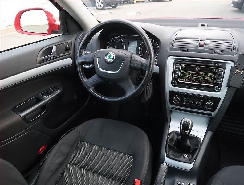 Škoda Octavia (2011) Scout 2.0 TDI, 4X4, Navi - fotka 7 z 19