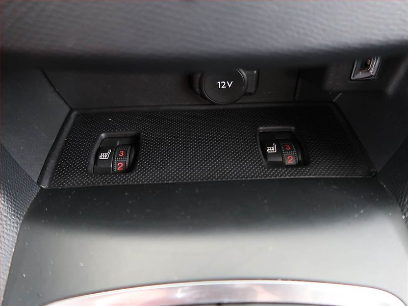 Peugeot 308 (2019) GT Line 1.2 PureTech - fotka 16 z 19