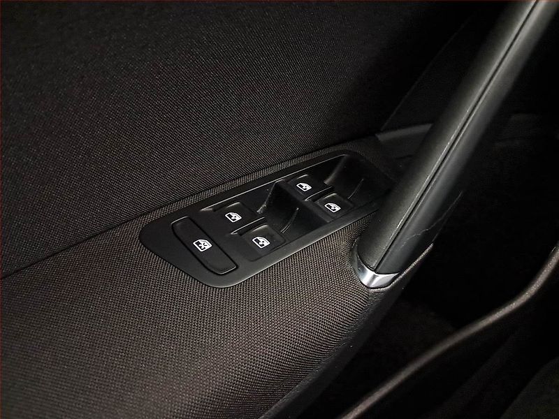 Volkswagen Golf (2017) R-Line 1.2 TSI - fotka 15 z 16