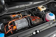 Motor má výkon 100 kW
