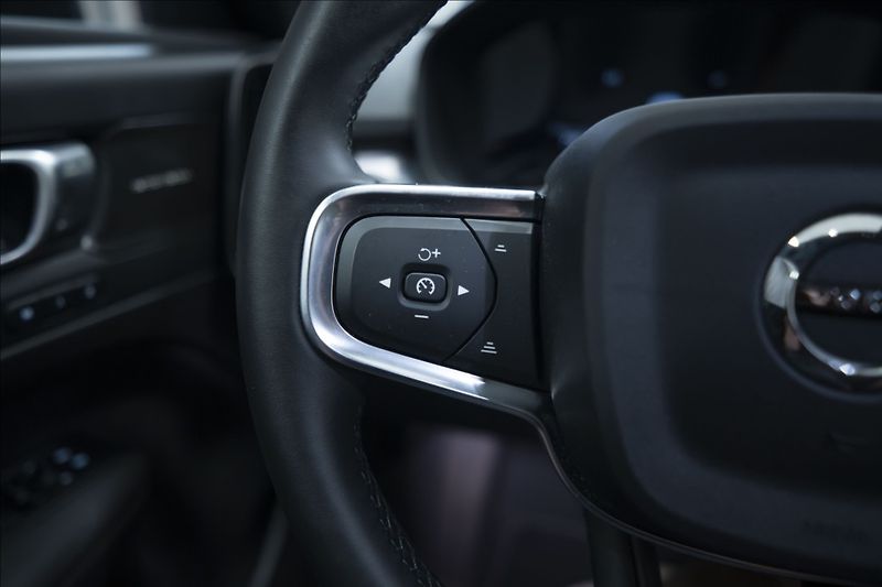Volvo XC40 2,0 B3 NAVI KAMERA 360° TAŽNÉ - fotka 24 z 38