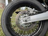 Vpředu brzdí 310mm kotouč s dvoupístkovým třmenem a vzadu 240mm kotouč s jednopístkovým třmenem.
