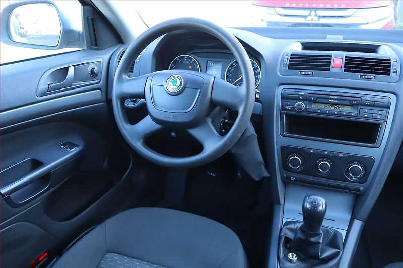 Škoda Octavia (2011) 1.6, Serv.kniha, Tempomat - fotka 7 z 19