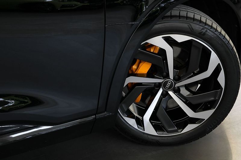 Audi e-tron 55 300kW Pano NightV HUD Tažné - fotka 12 z 50