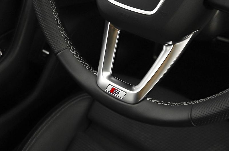 Audi A4 40TFSI S-Line Kam Taž Cockpit - fotka 12 z 15