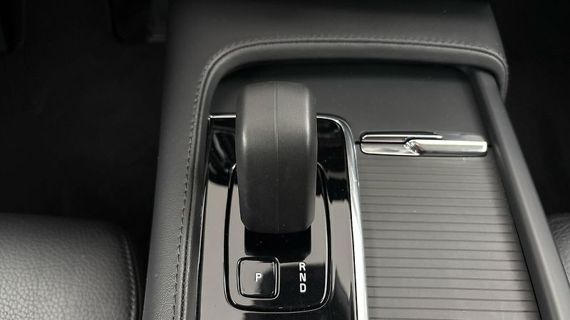 Volvo V90 2.0 B4 AUT Momentum Pro - fotka 25 z 28