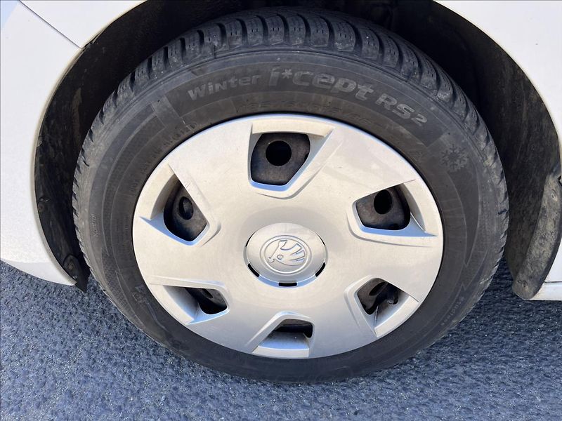Škoda Rapid 1,6 TDi 66KW KLIMA STK 6/28 - fotka 32 z 32