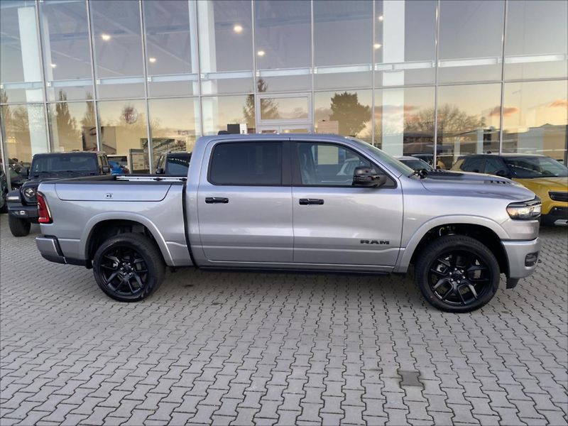 Dodge RAM (2025) 3,0 R6 LPG R6 Laramie Night - fotka 2 z 24