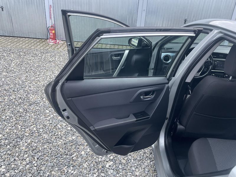 Toyota Auris 1.8i 16v HYBRID AUT SERVIS TOP - fotka 106 z 172