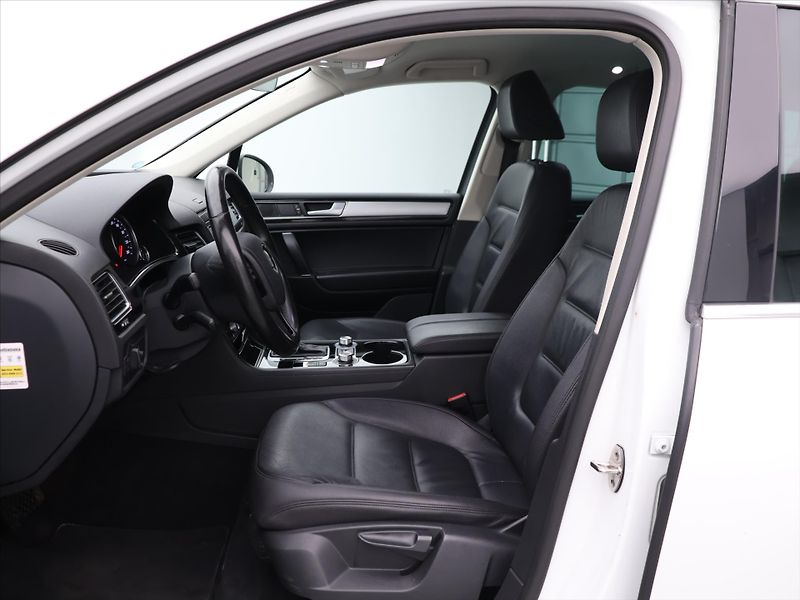 Volkswagen Touareg 3,0 TDI V6 193kW DSG 4M CZ - fotka 9 z 26