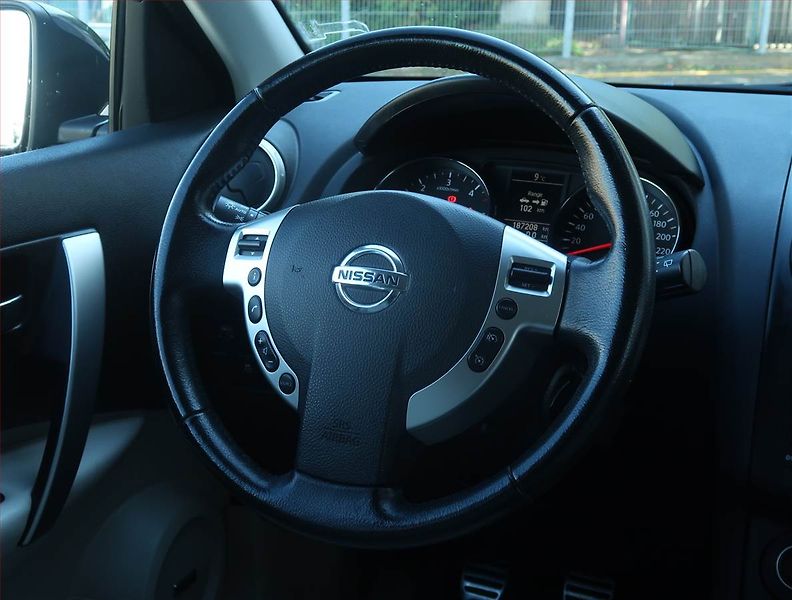 Nissan Qashqai (2012) 1.6 dCi, 4X4, 7 míst, Navi - fotka 24 z 24