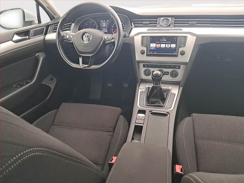 Volkswagen Passat (2017) 2.0 TDI, Serv.kniha, Navi - fotka 7 z 16