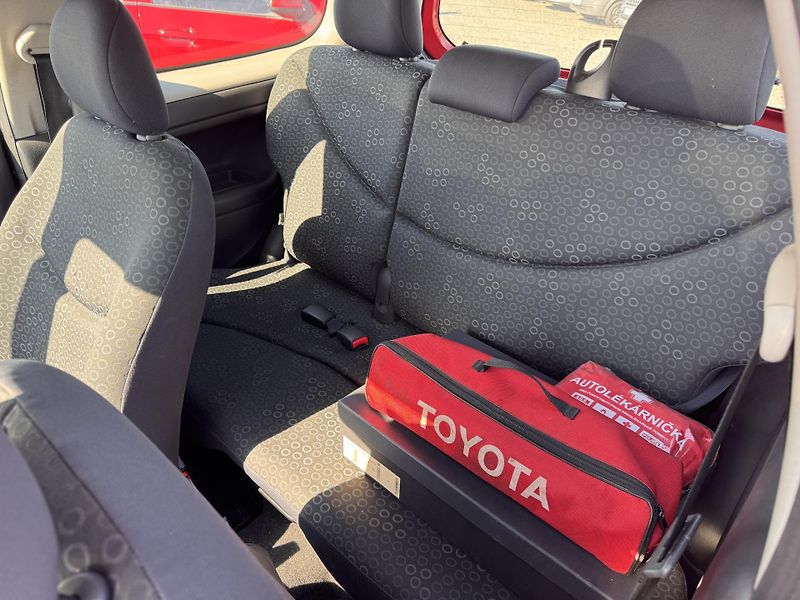 Toyota Yaris 1.0 VVTi,48 kW,98 tis km,1.Maj - fotka 14 z 17