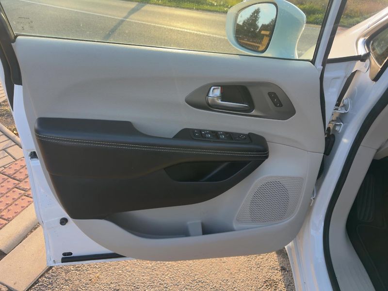 Chrysler Pacifica (2022) 3,6 8 míst 360 DVD Radar  2022 - fotka 15 z 19