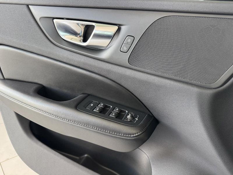 Volvo V60 B4 AUT*145kW*KeyLess*Tažné - fotka 27 z 31