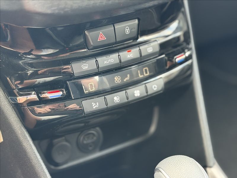 Peugeot 2008 1,2 81kW AUTOMAT,NAVI,NOVÉ ČR - fotka 16 z 32