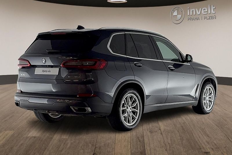 BMW X5 xDrive30d - fotka 3 z 12