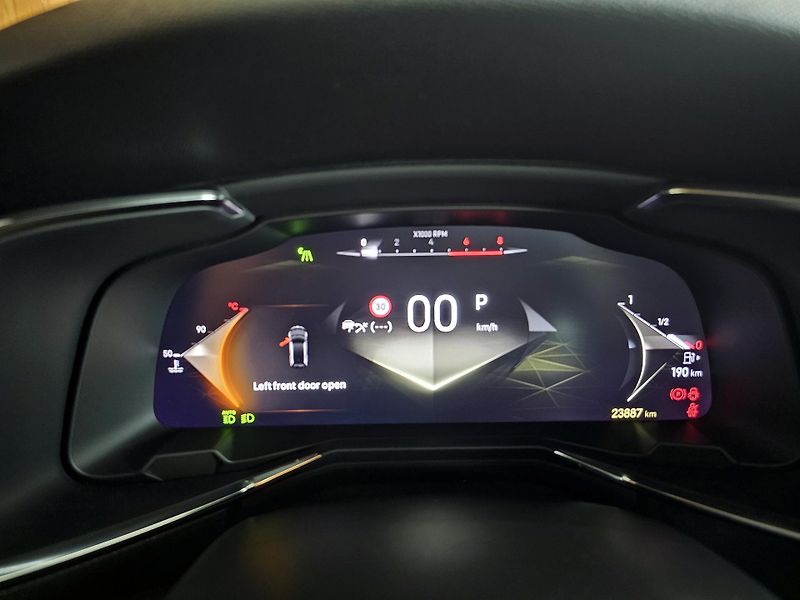 DS Automobiles DS7 Crossback 1.5 BlueHDi 130 EAT8 Rivoli CZ - fotka 22 z 25
