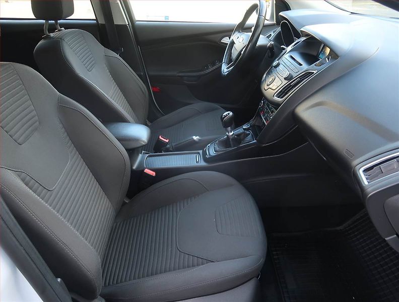 Ford Focus (2016) Titanium 1.5 TDCi, Serv.kniha - fotka 9 z 19