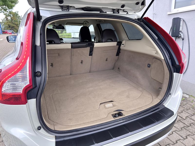 Volvo XC60 D5 AWD // SUMMUM // 151 kW - fotka 14 z 22