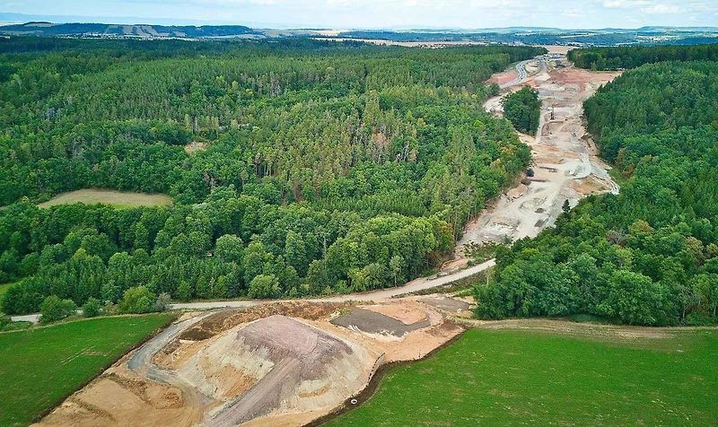 Stavba mostu u Bílence na Podbořansku mezi Prahou a Karlovými Vary v úseku jesenická křižovatka - Lubenec.