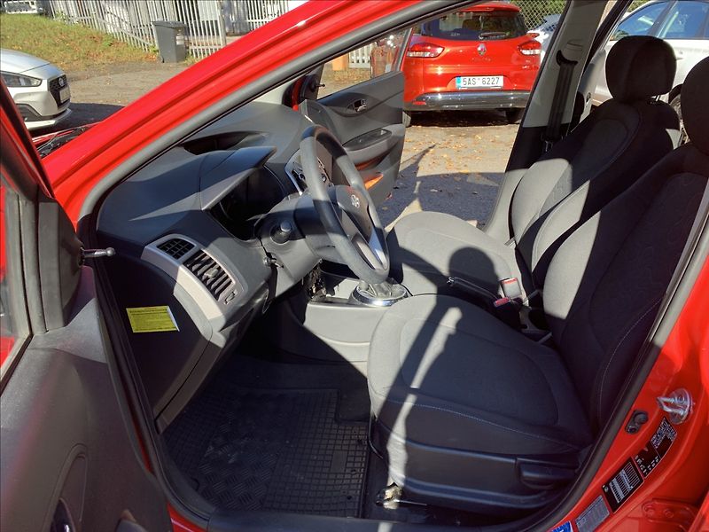 Hyundai i20 1,3 i - fotka 13 z 17