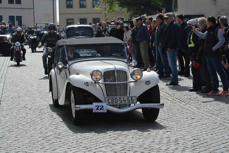 Stovka nablýskaných motocyklů a automobilů předválečné a meziválečné éry vyrazila v neděli z Horního náměstí v Přerově na spanilou jízdu regionem. Nejstarší účastnicí byla osmaosmdesátiletá Libuše Šulcová, která na trasu vyrazila na motocyklu BSA 770 se s