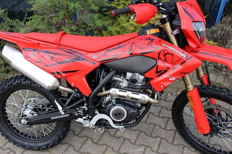QJ Motor (2026) COV 125 X ENDURO 2026 SKLADEM - fotka 3 z 9