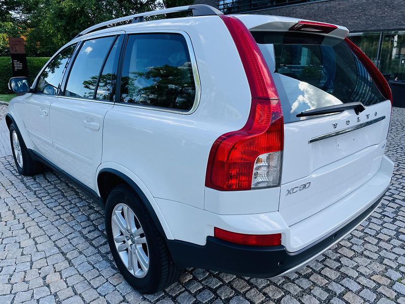 Volvo XC90 2.4D5 4x4 AUT VÝHŘEV SENZORY - fotka 17 z 44