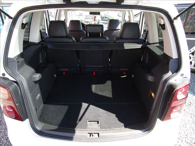 Volkswagen Touran 2.0TDi DSG Highline, 7 míst - fotka 40 z 49