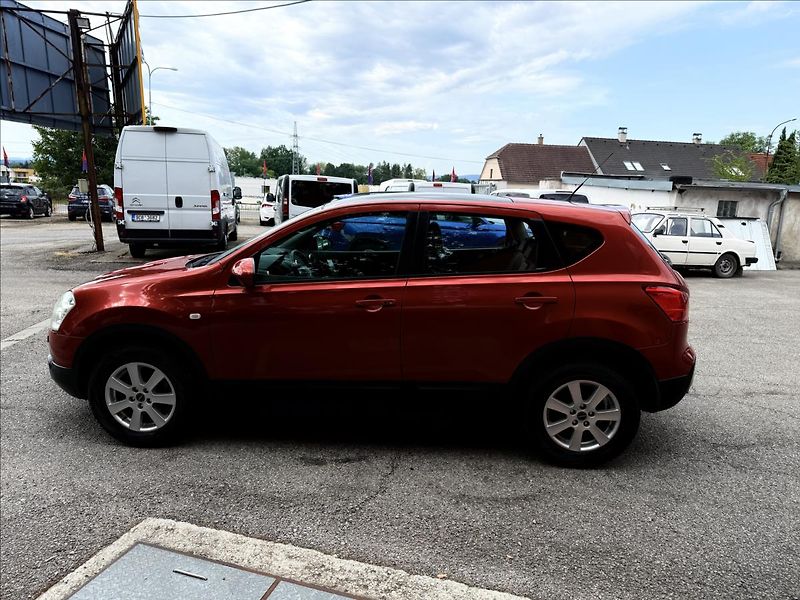 Nissan Qashqai 2,0 i Tekna - fotka 8 z 23