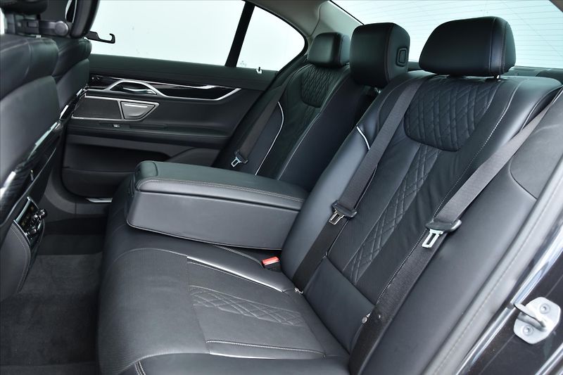 BMW Řada 7 740d xDrive 250kW LASER ČR - fotka 11 z 33