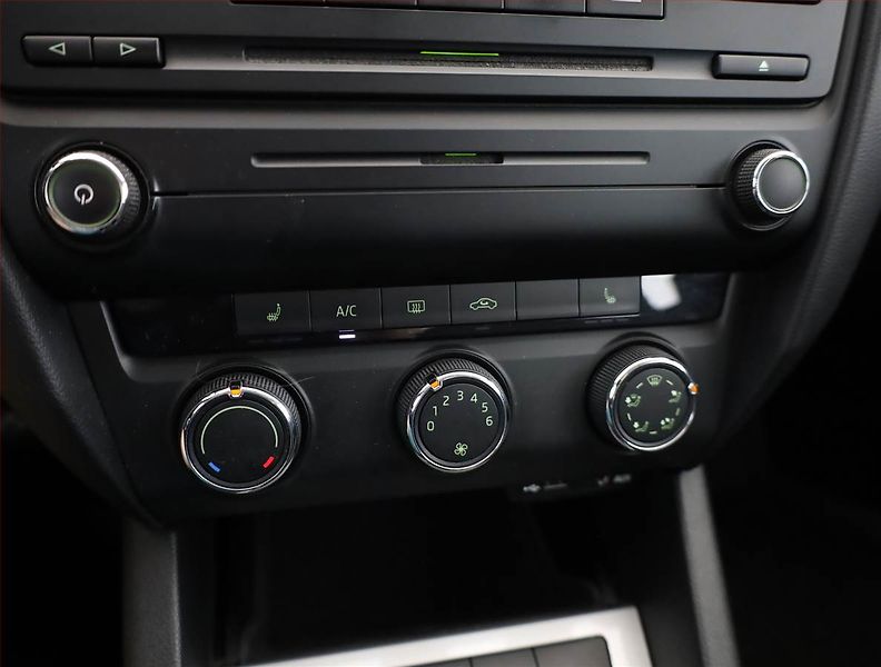 Škoda Octavia (2013) Ambition 1.6 TDI, Serv.kniha - fotka 9 z 17