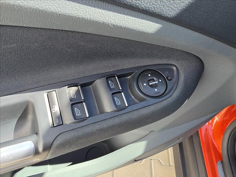 Ford C-MAX 1,6 1 110KW Titanium - fotka 13 z 40