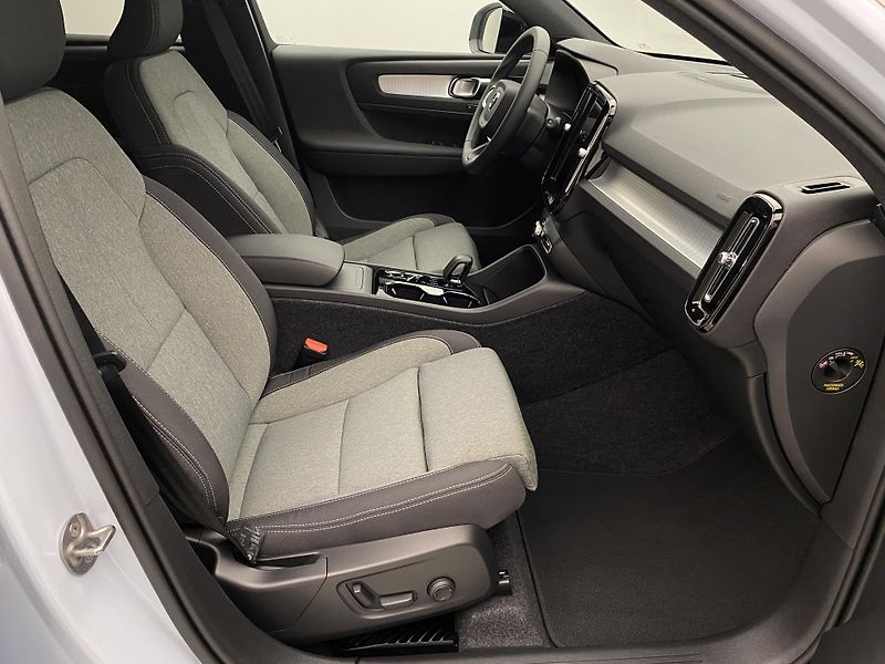 Volvo XC40 (2025) B3 AUT DARK PLUS - fotka 22 z 64