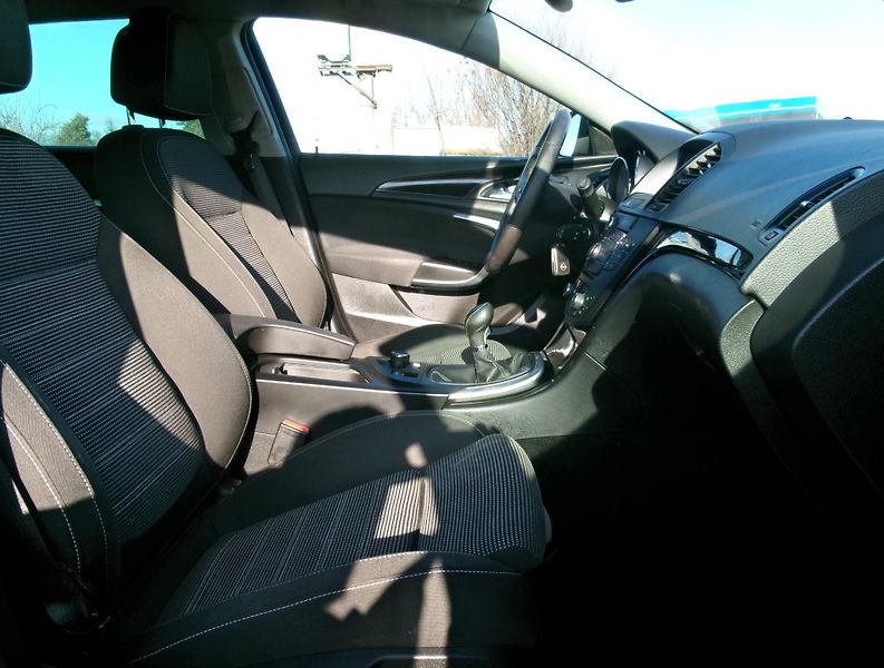 Opel Insignia (2010) 2.0 CDTi - ZADÁNO - fotka 29 z 31