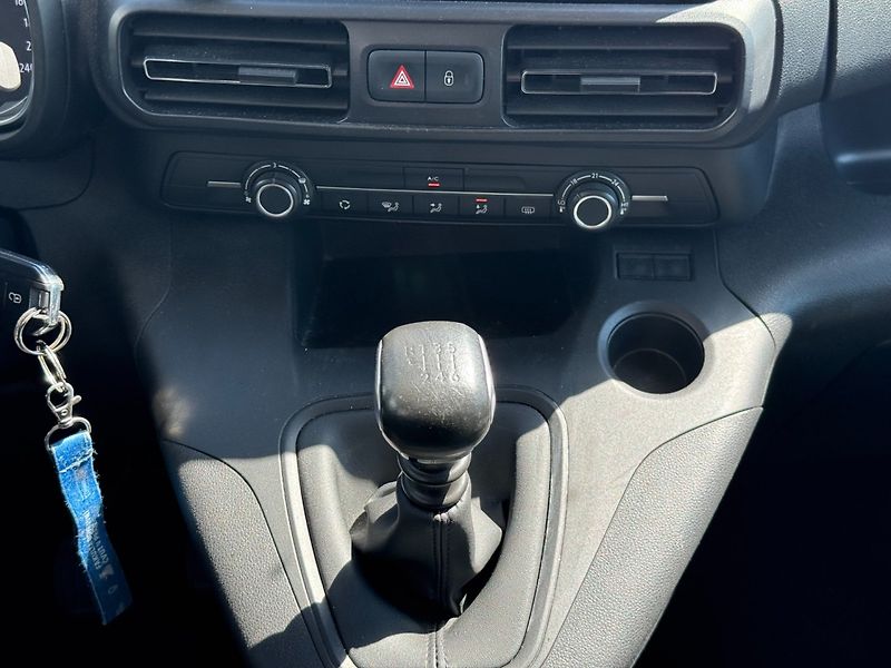 Opel Combo (2021) 1,2i 81 KW 7Míst L2 - fotka 19 z 30