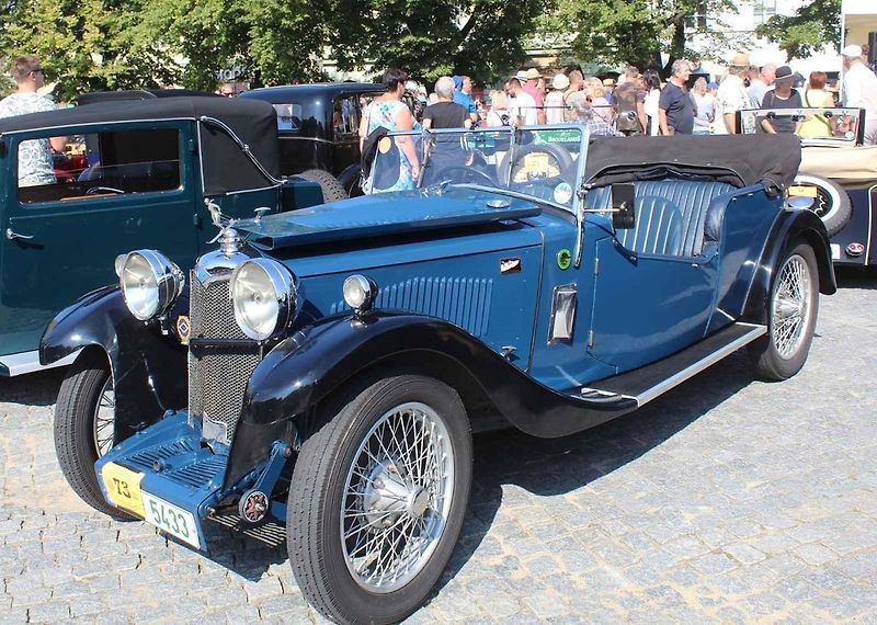 Spanilá jízda historických skvostů startovala ze zaplněného náměstí v Uherském Hradišti