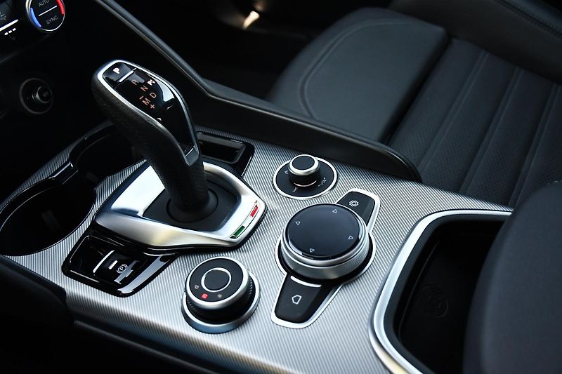 Alfa Romeo Giulia 2,0 VELOCE 16V 206kW AT8-Q4 - fotka 34 z 54