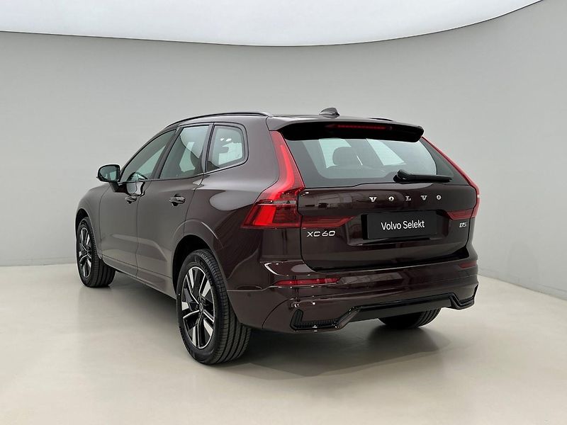 Volvo XC60 B5 AWD DARK PLUS RECHARGE CZ - fotka 11 z 44
