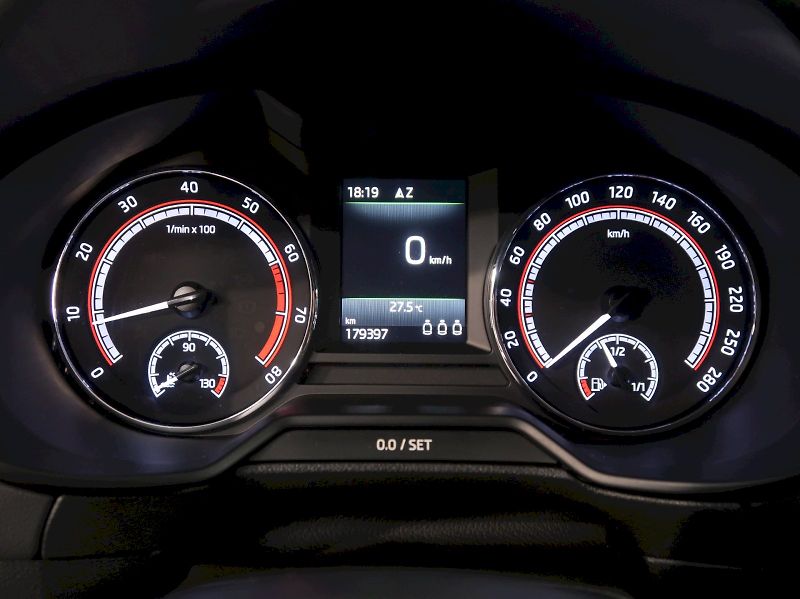 Škoda Octavia (2017) RS 230 2.0TSI 169KW NAVI MANUÁ - fotka 17 z 37