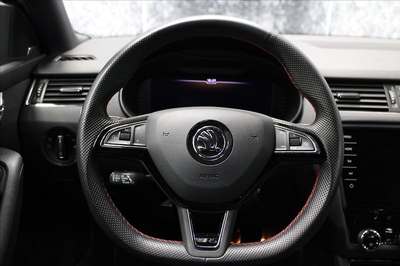 Škoda Octavia 2,0 TDI RS DSG 4x4 virtual pan - fotka 21 z 33