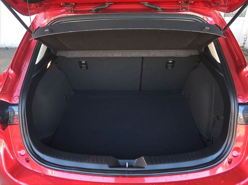 Mazda 3 (2017) 2.0 Skyactiv-G, Tempomat - fotka 14 z 17