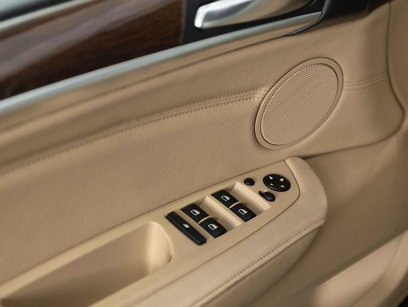 BMW X5 xDrive50i - fotka 15 z 22