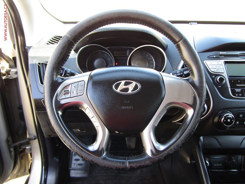 Hyundai ix35 (2011) 1.6 GDi, ČR, AC, TZ, park - fotka 15 z 17