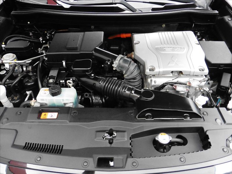 Mitsubishi Outlander 2,4 PHEV Instyle+ 1.maj. - fotka 17 z 19