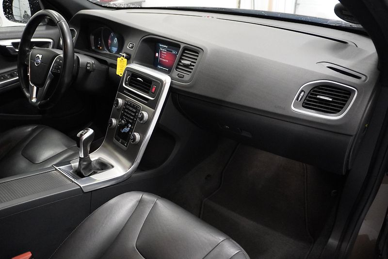 Volvo V60 (2016)  D4 MOMENTUM - fotka 21 z 24