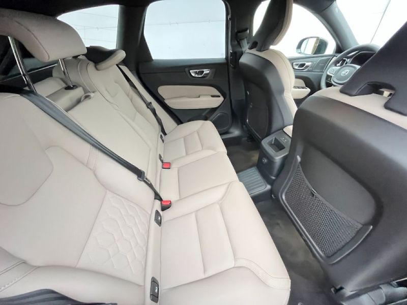 Volvo XC60 Plus Dark T6 AWD 257kW - fotka 16 z 25